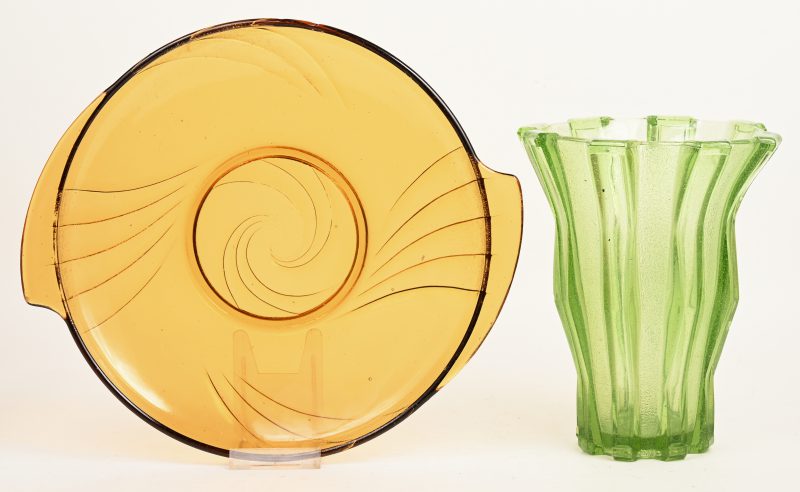 Vaas in groen glas en schaal in oker glas. Gemerkt onderaan ‘Fait en Belgique.’