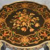Een Louis XV tafeltje Marqueterie, verguld en met bloemenmotief.