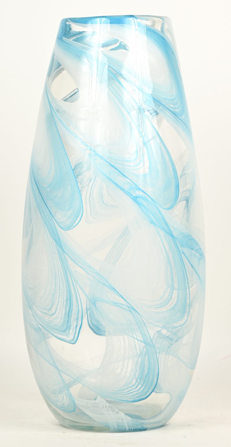 Een design glazen vaas, golvend ontwerp, blauw/wit.