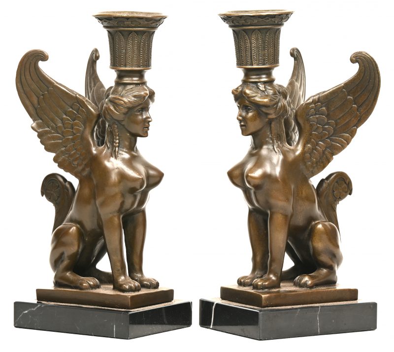 Een paar brons gesculpteerde Sphinx kandelaren op marmeren voet.