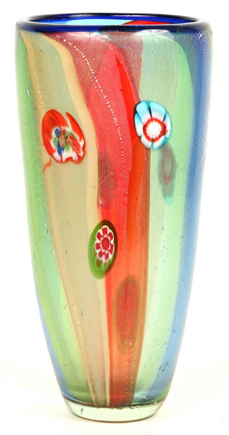 Een Murano Vaas met divers gekleurd, verticale lijnen en bloemvormige toetsen.