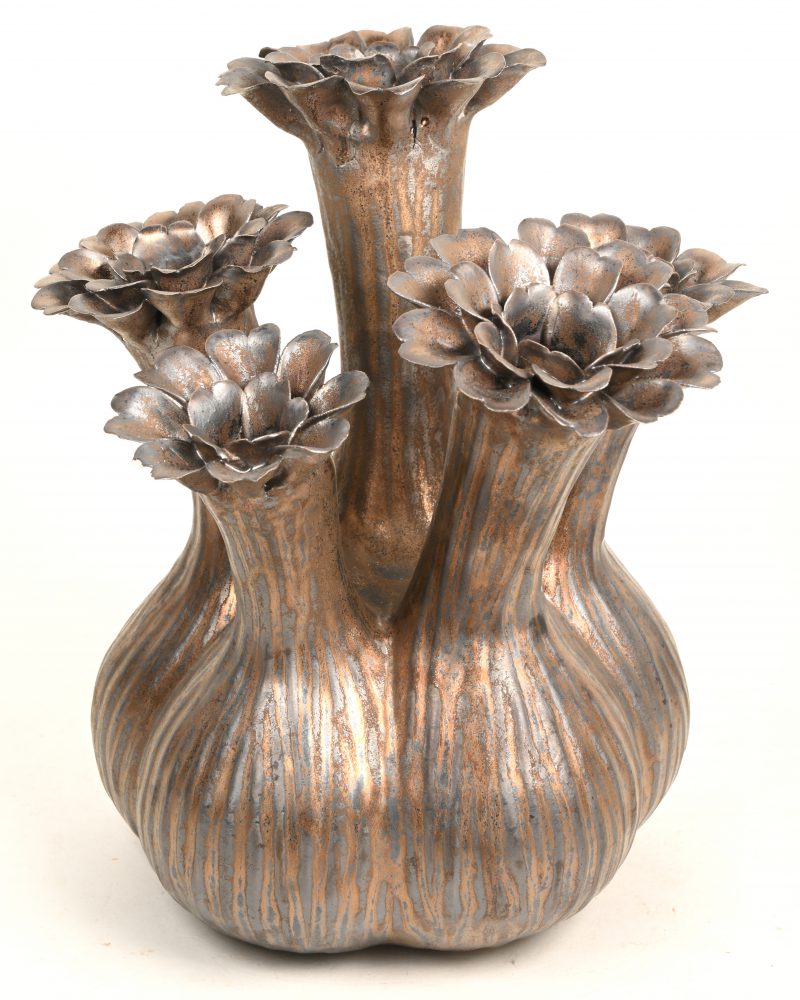 Een metaal, gepatineerde tulpen vaas met 5 bloemenhouders.