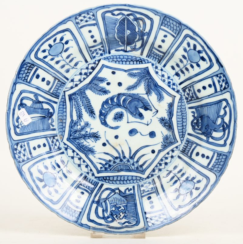 Een Chinees porseleinen bord met varia deco, blauw/wit.