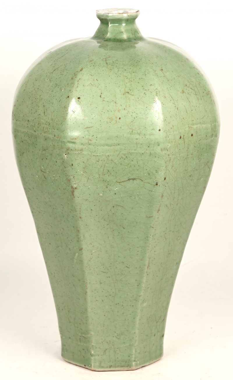 Een achthoekig porseleinen Celadon Vaas, groene tinten met craquelé.