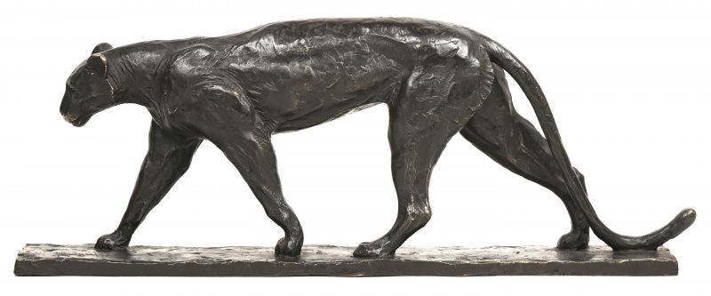 Een brons gesculpteerd beeld van een Jaguar, naar Buggatti.