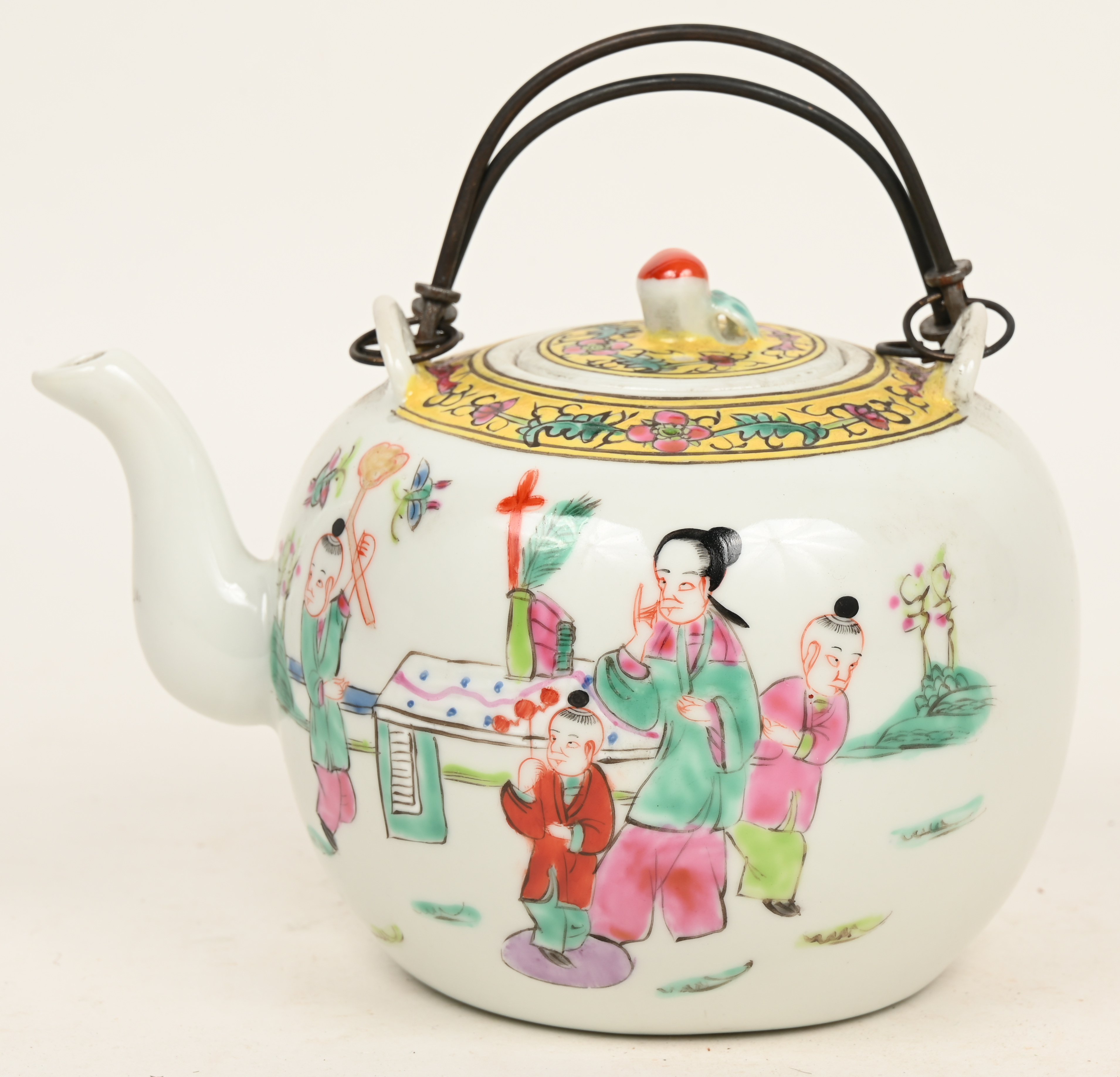 fluit Malen Opwekking Een Chinees porseleinen theepot met diverse figuren afgebeeld. – Jordaens  N.V. Veilinghuis