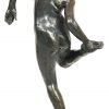 Een brons gesculpteerd beeld van een naakte dame die haar voet bekijkt, naar Degas.