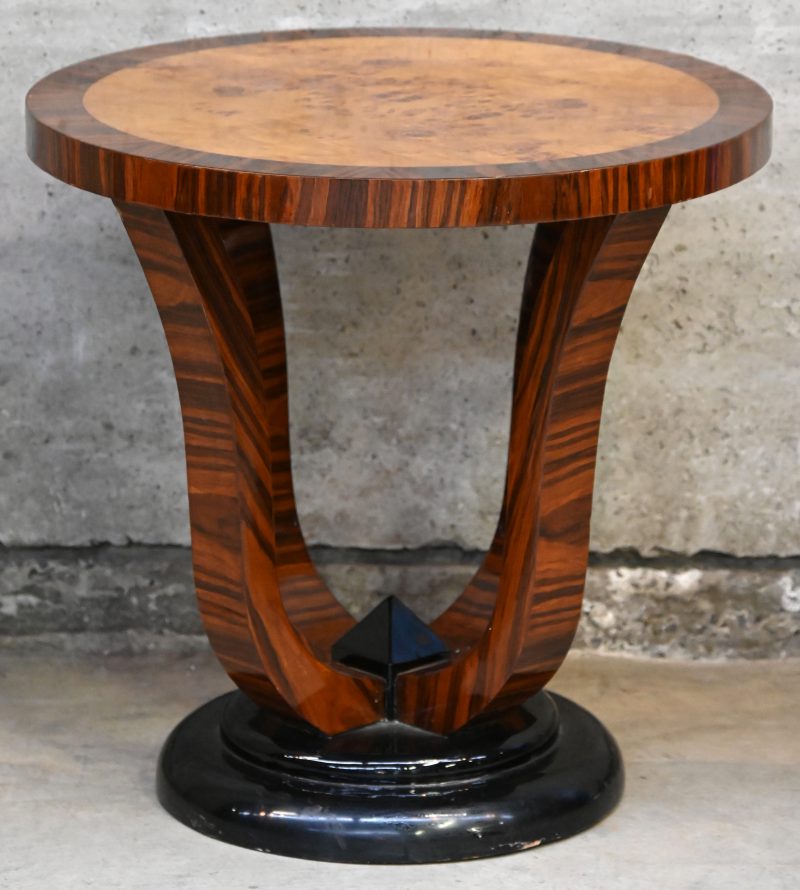 Een rondvormig Art Deco tafeltje uit gefineerd walnoten hout.