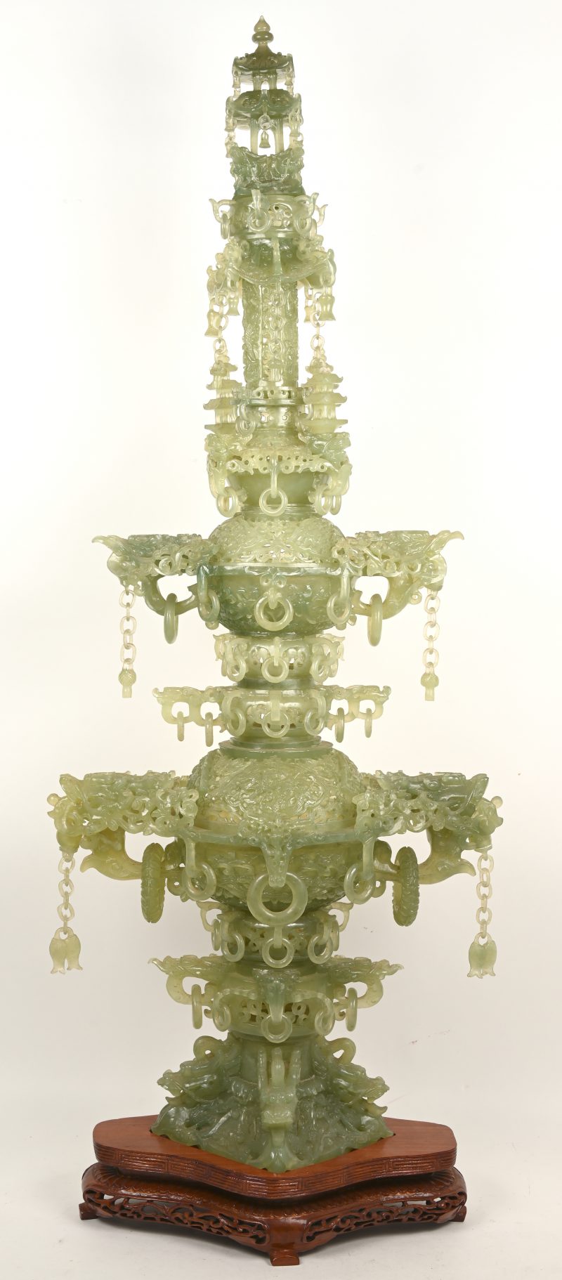 Een 3-delig Aziatisch wierrookvat uit Jade. Op houten sokkel, afgebeeld met ringen, pagodes, drakenhoofden en diverse elementen.