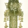 Een 3-delig Aziatisch wierrookvat uit Jade. Op houten sokkel, afgebeeld met ringen, pagodes, drakenhoofden en diverse elementen.