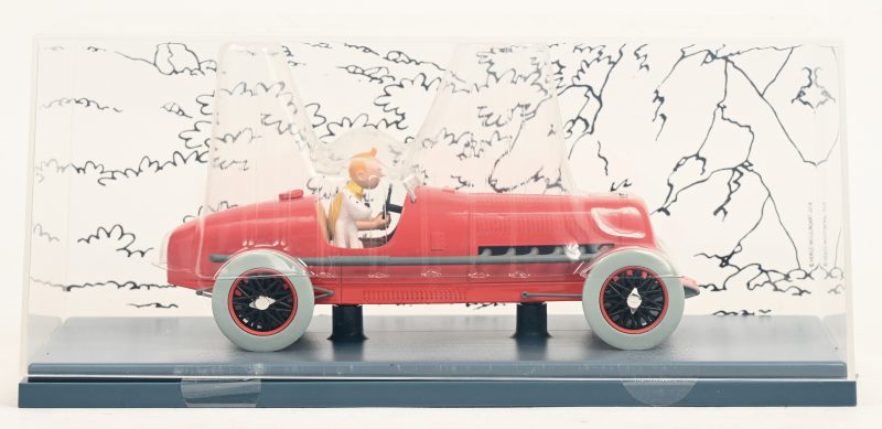 “Le Bolide Rouge”. Kuifje in racewagen (uit De Sigaren van de Farao). Miniatuurauto in display. Als nieuw. Ed. Moulinsart.