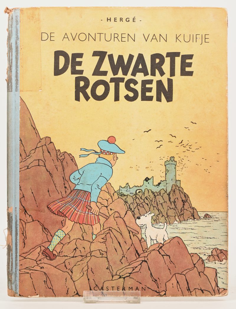 “De Zwarte Rotsen”. Hard cover, houthoudend papier, oude spelling. Ed. Casterman 1946 (A46). Redelijke staat, rug te herstellen, blok vrij los, zeldzaam.