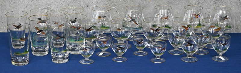 Een lot kristallen glazen met handgeschilderd decor van gevogelte. Bestaande uit: 6 waterglazen, 2 wijnglazen, 5 cognacglazen en 5 grote, 4 middelgrote en 5 kleine afgeronde glazen.