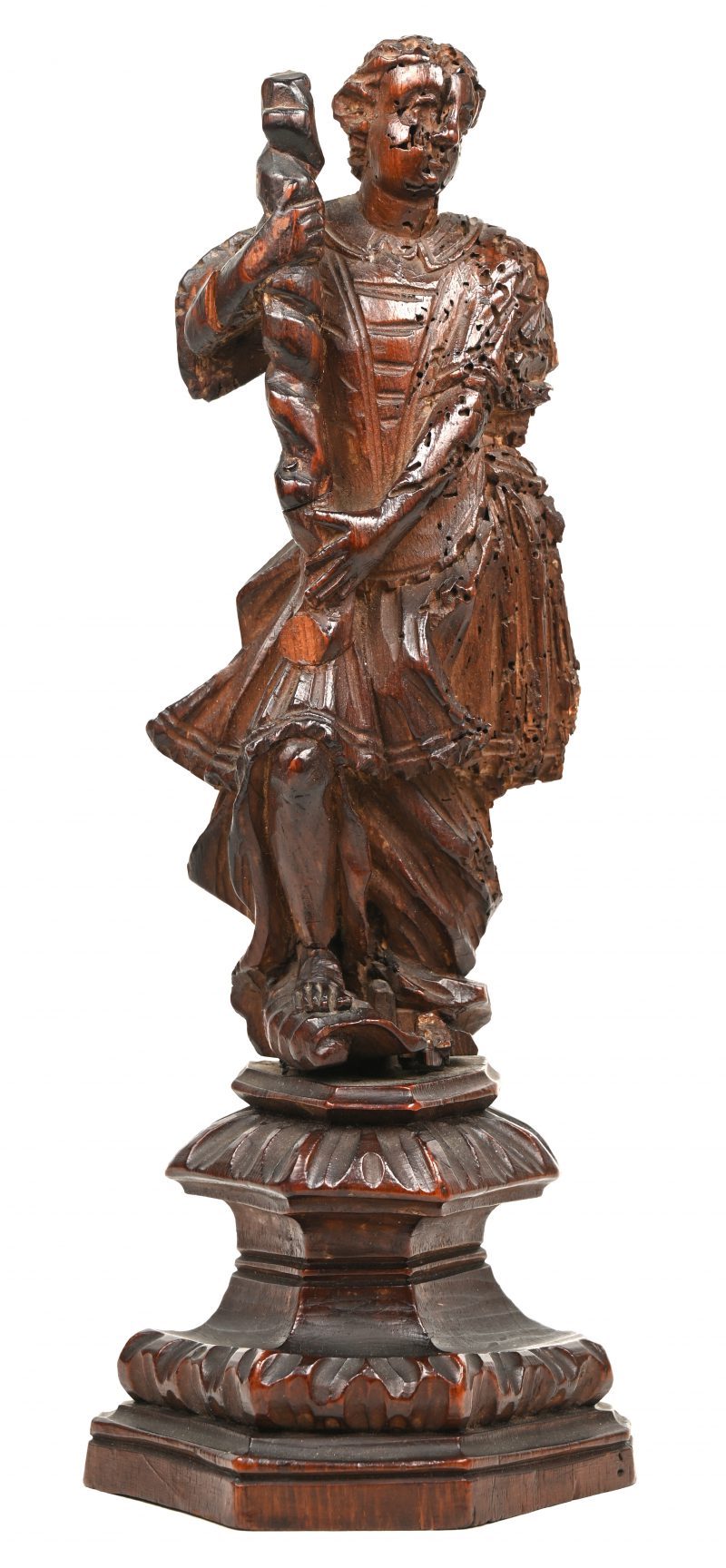Houten sculptuur van een romeinse man, aangevreten door houtworm.