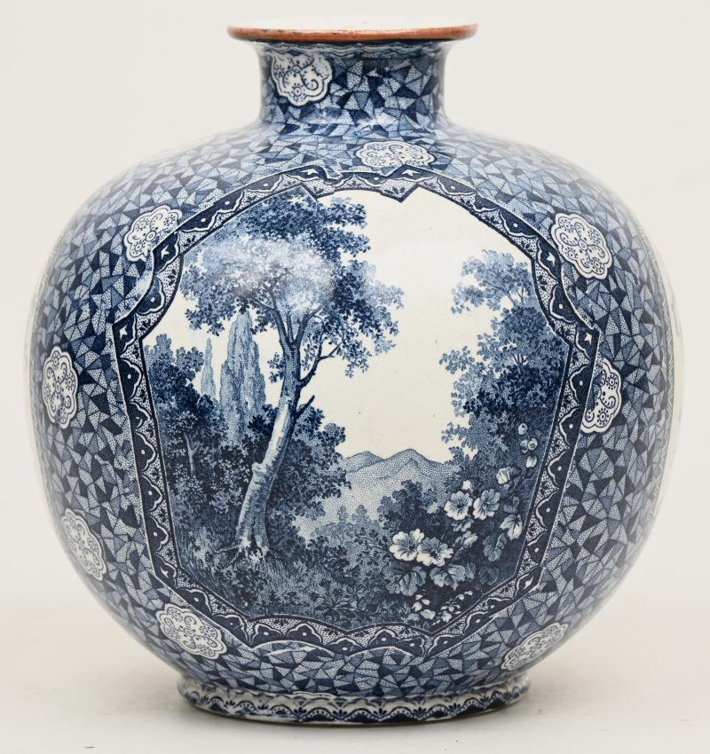 Een bolle blauw- en witte aardewerken vaas, met decor van bloemstukken en een landschap. Onderaan gemerkt ‘Flammand’.