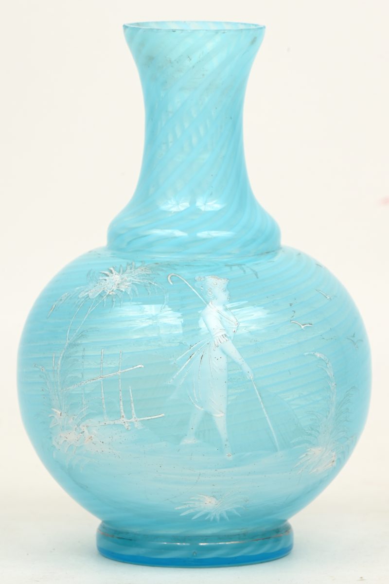 Een vaasje van blauw glas met decor van wit glazuur van een herderin. Randschilfer bovenaan.