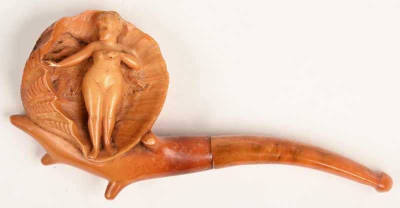 Een sigarenpijpje gebeeldhouwde meerschuimen kop met voorstelling van de geboorte van Venus. Steel van amber.