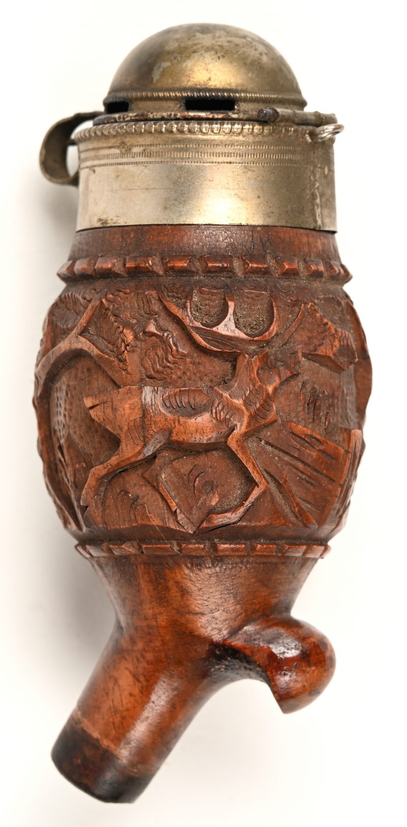 Een pijpenkop van gebeeldhouwd buxushout met voorstelling van lopende herten. Dekseltje van zilver of verzilverd metaal.