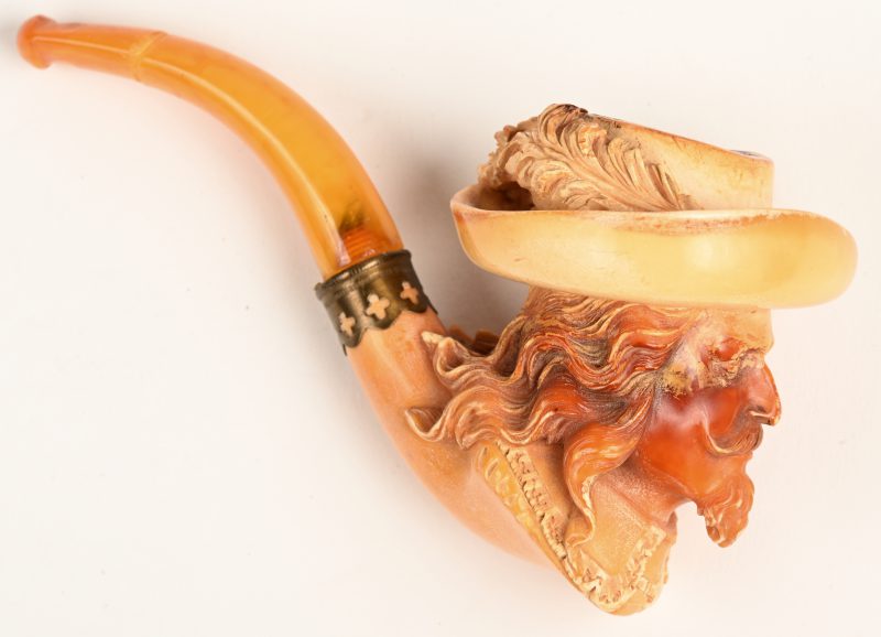 Een korte pijp met pijpenkop van meerschuim in de vorm van een musketierskop, amberen steel .