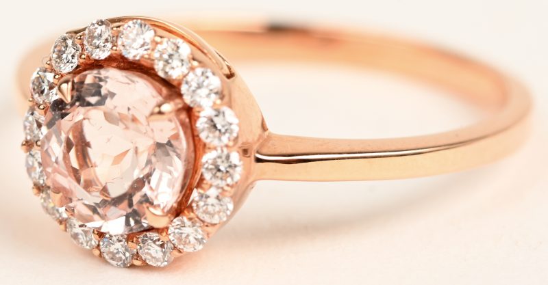Een 18 karaat roze kleurige gouden ring bezet met briljanten met een gezamenlijk gewicht van +- 0,15 ct. en een centrale morganiet van +- 0,75 ct.
