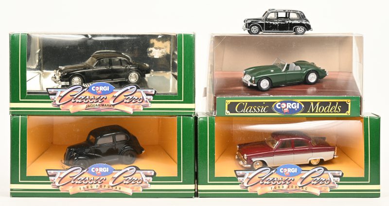 Vier modelauto’s op schaal 1:43 uit de reeks “Classic Cars”:- C700/3: Jaguar Mk. II 1959- D701/3: Ford Popular 103E 1939 - 1959- D709/1: Ford Zodiac 1956 - 1962- D731 MGA Open Top.In originele doosjes. We voegen er een klein autootje aan toe.