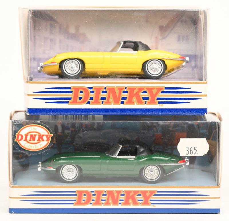 Twee modelautootjes op schaal 1:43:- DY-1 1968 Jaguar E-type Mk. 1 1/2.- DY-1B 1967 Jaguar E-type Mk. 1 1/2.In originele doosjes.