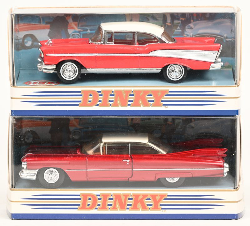 Twee modelautootjes op schaal 1:43:- DY-2 Chevrolet Bel Air 1957.- DY-7 Cadillac Coupe De Ville 1959. In originele doosjes.
