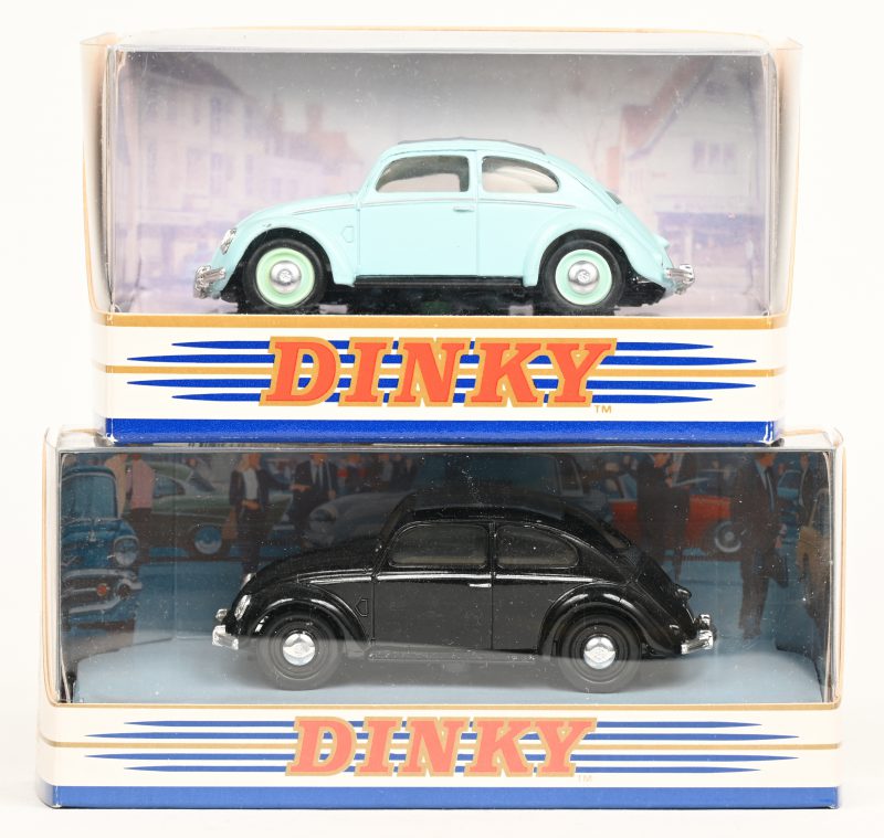 Twee modelautootjes op schaal 1:43:- DY-6 Volkswagen 1952- DY-6B Volkswagen 1951In originele doosjes.