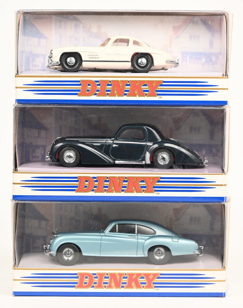 Drie modelautootjes op schaal 1:43:- DY-12 1955 Mercedes-Benz 300SL “Gullwing”.- DY-13 1955 Bentley ‘R’ Continental.- DY-14 Delahaye 145.In originele doosjes.