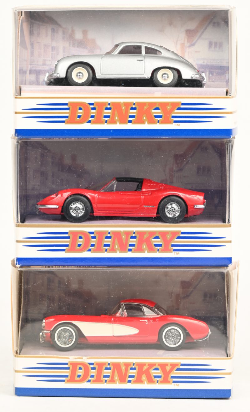 Drie modelautootjes op schaal 1:43:- DY-23 1956 Chevrolet Corvette- DY-24 1973 Ferrari Dino 246 GTS- DY-25 1958 Porsche 356 CoupéIn originele doosjes.