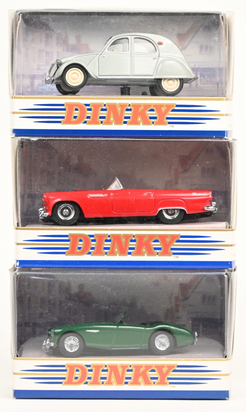 Drie modelautootjes op schaal 1:43:- DY-30 1956 Austin Healy 100 BN2.- DY-31 1955 Ford Thunderbird.- DY-32 1957 Citroën 2 CV.In originele doosjes.