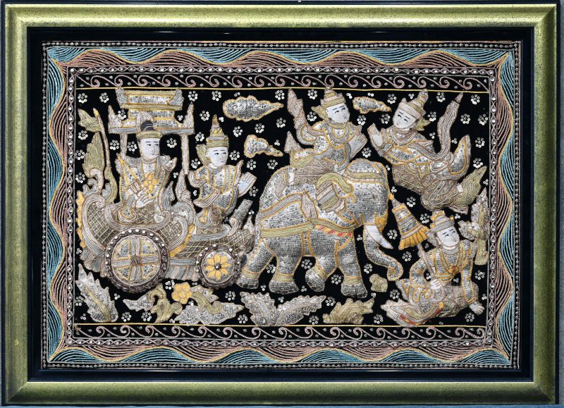 Indisch naaldwerk in relief op doek met decor van olifanten.