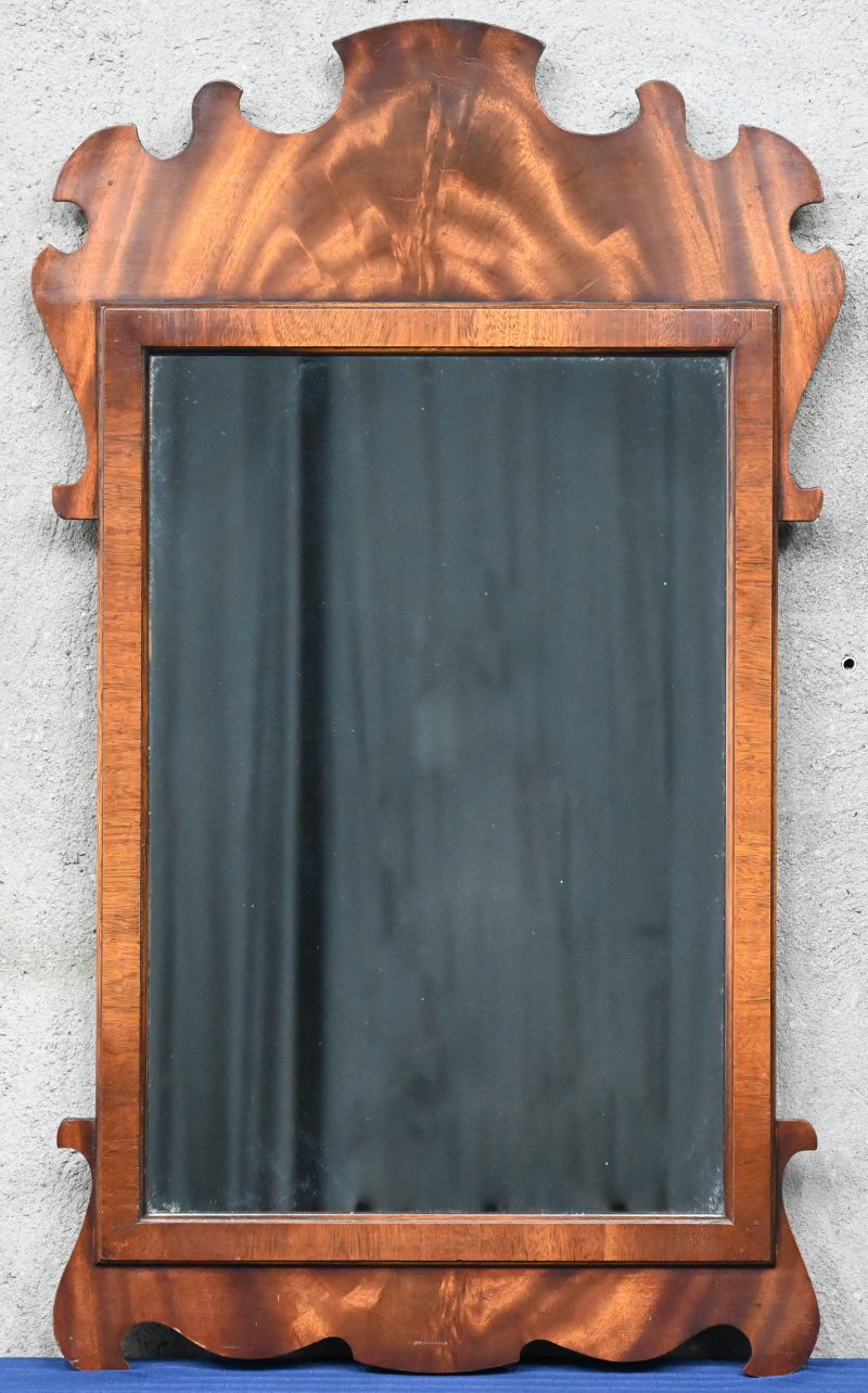 Een rechthoekige houten spiegel.