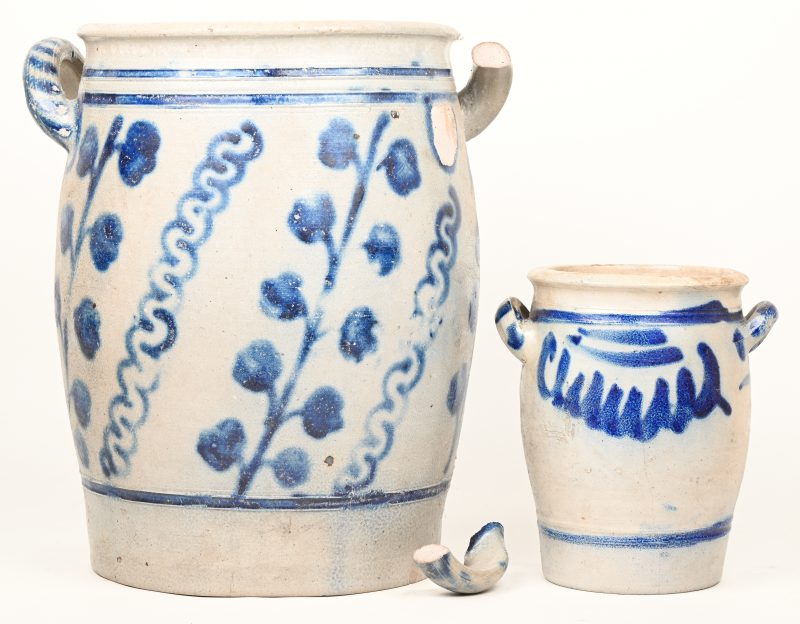 Een grote en een kleine pot van Duits steengoed met een blauw decor. Een van de twee oren van de grote pot is eraf.