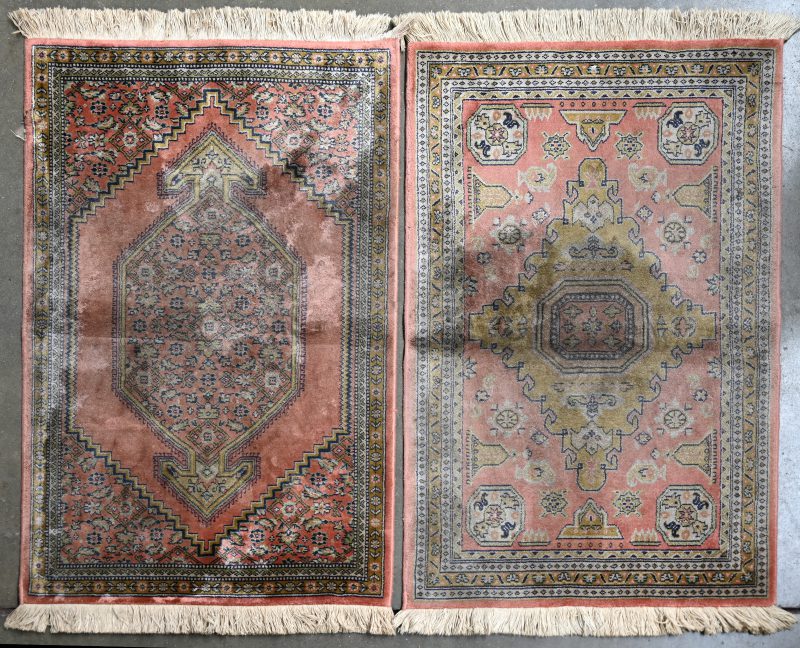 Twee kleine handgeknoopte karpetjes van zijde en wol.