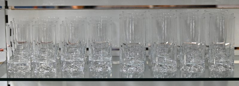 Twee reeksen van telkens twaalf kleurloos glazen cocktailglazen.