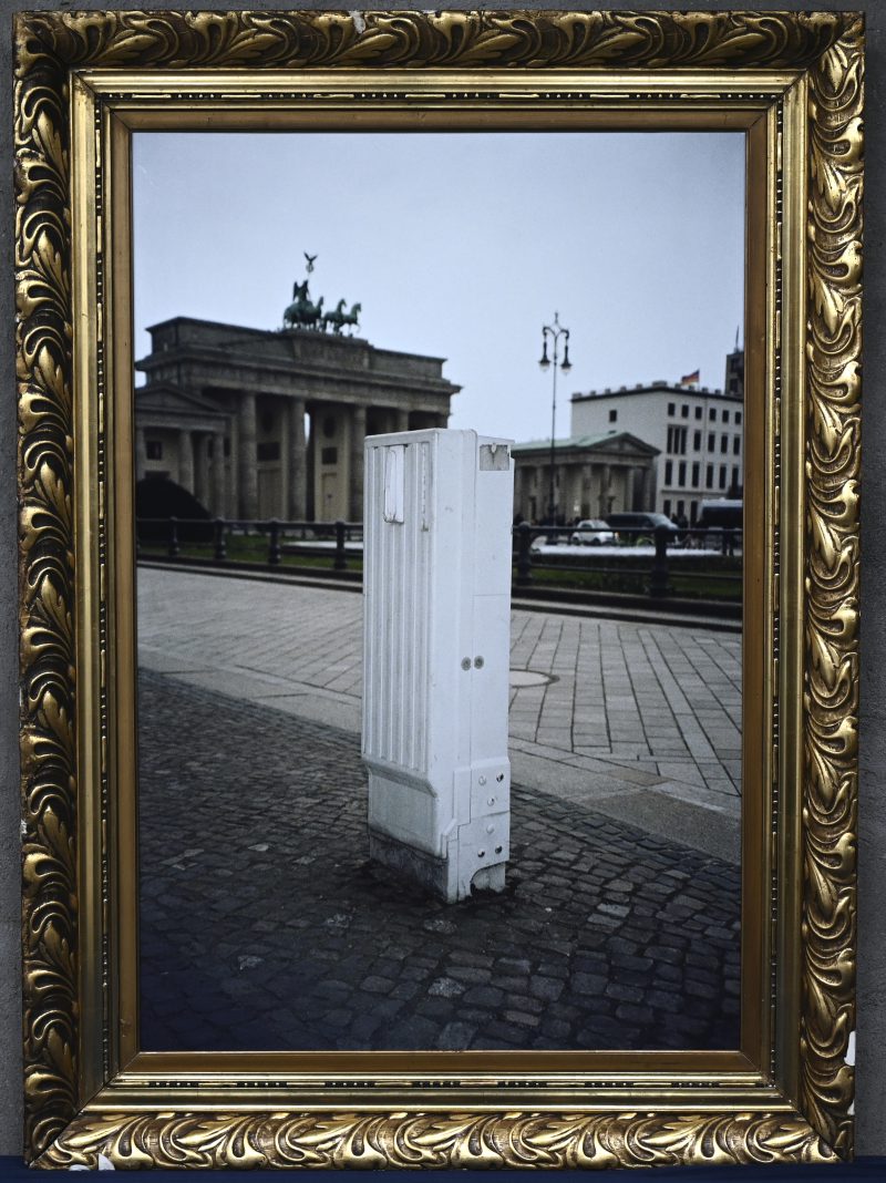 “Elektriciteitskast aan de Brandenburger Tor”. Een ingekaderde kunstfoto.