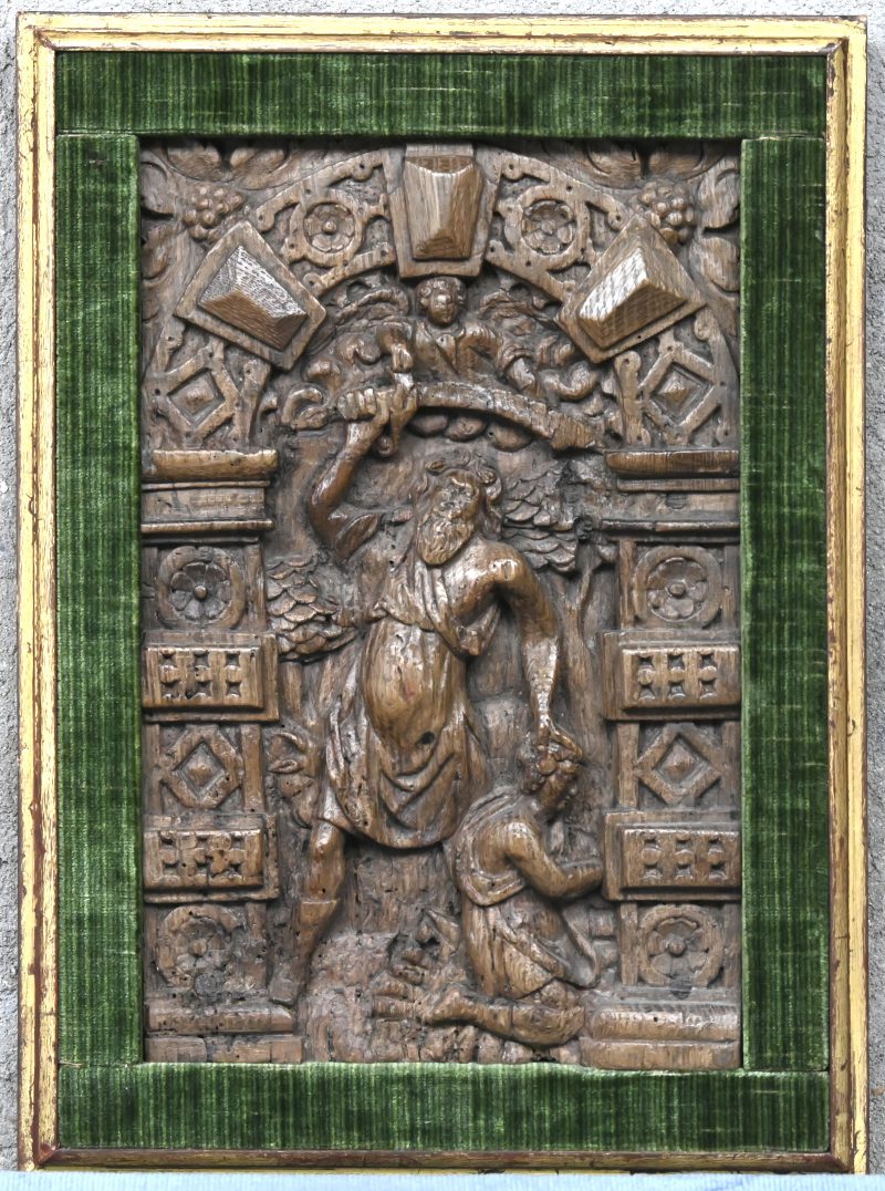 “Abraham offert Isaak”. Een eikenhouten hoogreliëf. Een meubelpaneel uit de XVIIde eeuw.