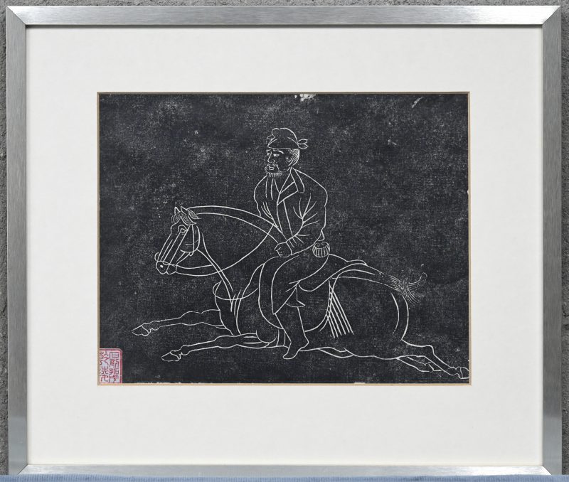 “Chinese ruiter te paard, Kuan Yung Chang, generaal uit de 5e Dynastie”. Wit op zwarte steendruk. Gemerkt. De oorspronkelijke plaat dateerde uit de XIIe eeuw.