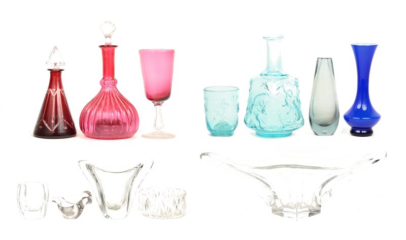 Een groot lot glas en kristal 11 items, met karaffen, vazen en schalen, kleurloos en gekleurd.