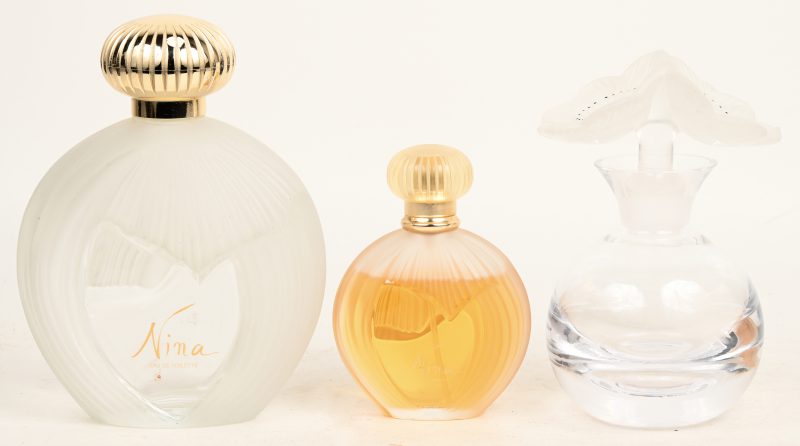 Drie diverse glazen parfumflesjes.