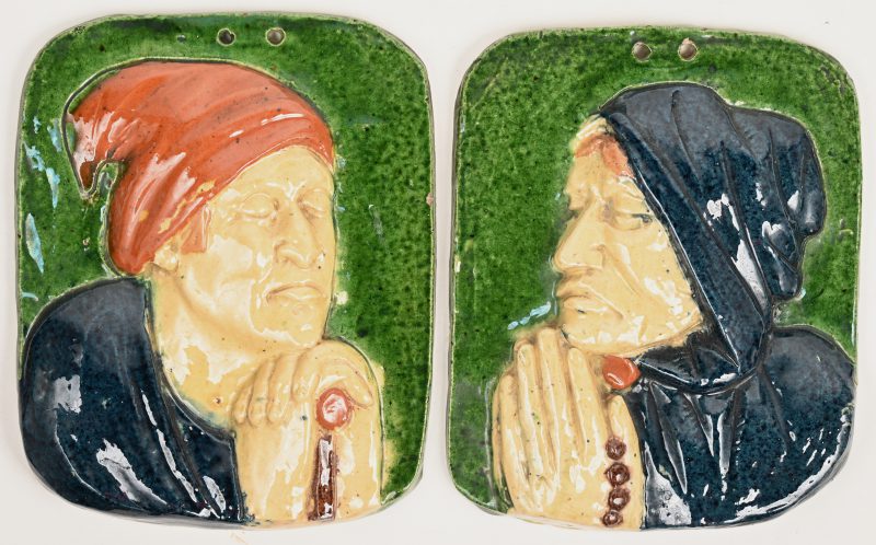“Biddende boer en boerin”. Een paar plaquettes van polychroom Vlaams aardewerk.