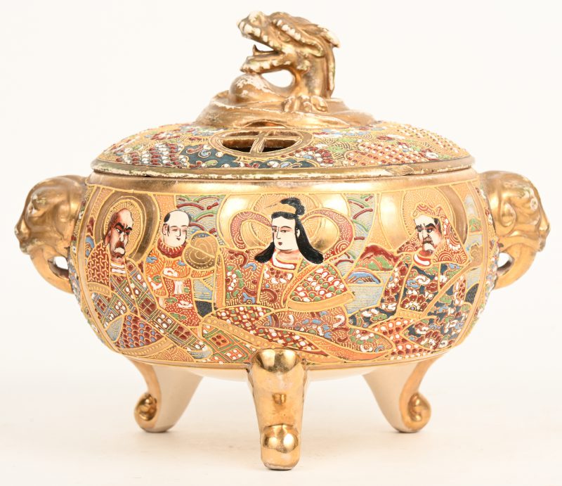 Een koro van veelkleurig aardewerk met decor van personages en met een draak als dekselknop. Satsuma, omstreeks 1900. Onderaan gemerkt.