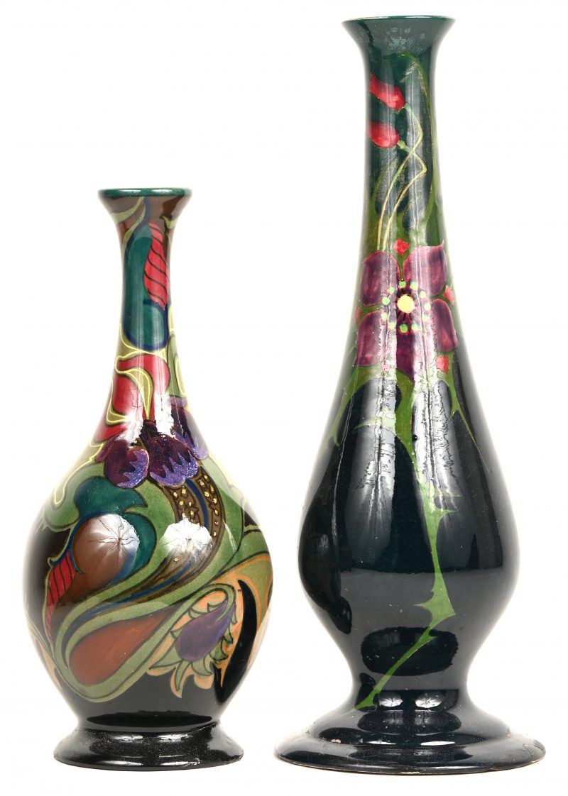 Twee vazen van Gouds plateel met hoogglanzend glazuur. Onderaan gemerkt. Een letsel aan een voet.