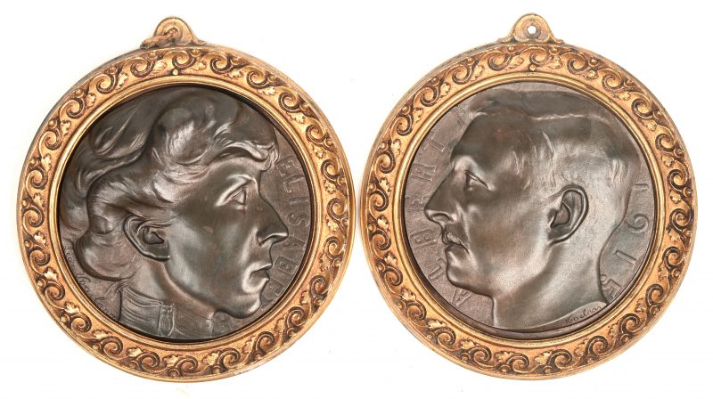 Een paar ronde bronzen plaquettes met voorstelling van Albert I en Elisabeth. Vergulde omlijsting. Ten gunste van de Foyer des Orphelins, Bruxelles.