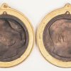 Een paar ronde bronzen plaquettes met voorstelling van Albert I en Elisabeth. Vergulde omlijsting. Ten gunste van de Foyer des Orphelins, Bruxelles.