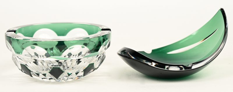 Een moderne en een klassieke asbak van kristal, in de massa groen gekleurd. Onderaan gemerkt.