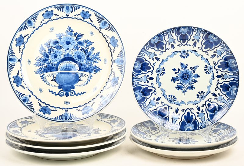Zeven borden van blauw en wit Delfts aardewerk met twee verschillende maten. Onderaan gemerkt van de Porseleyne Fles.