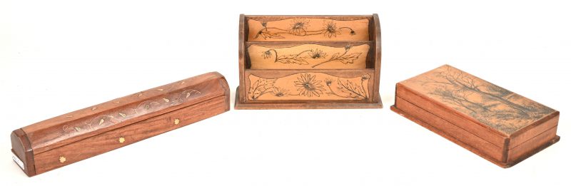 Een houten postzegel doosje met grisaille tekening van bomen aan de oever. We voegen er een pennendoos en brievenhouder aan toe.