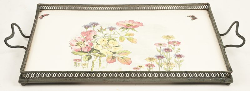 Een koperen dienblad met porseleienen blad versierd met bloemen en vlinders.